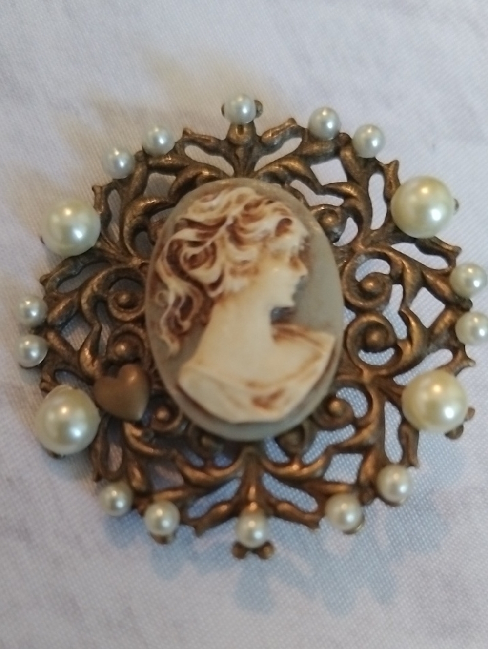 Hidden Hearts Vintage-Inspired Pearl Cameo Brooch - Cream & Gold